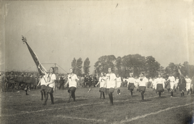 98744 Afbeelding van de de gymnastiek- en atletiekdemonstraties op de gemeentelijke sportterreinen aan de Thorbeckelaan ...